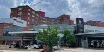 كيتشنر: مستشفى Grand River يؤجل العمليات الجراحية بسبب اصابة 120 موظفًا بكوفيد-19