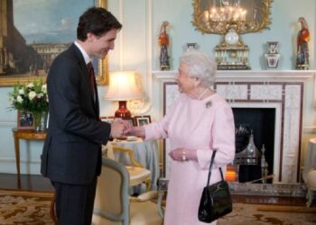 الملكة إليزابيت الثانية وترودو في قصر باكينغهام في زيارة سابقة