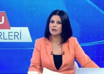 قناة تركية تفصل مذيعة وضعت كوب “ستاربكس” أمامها أثناء نشرة الأخبار